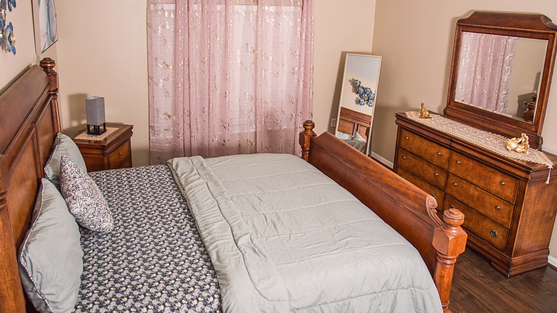 Master bedroom at Jameson Cozy Place vacation home in Ocoee Florida near Disney